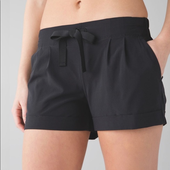 lululemon athletica Pants - EUC Lululemon Black Spring Break Away Shorts Size I2